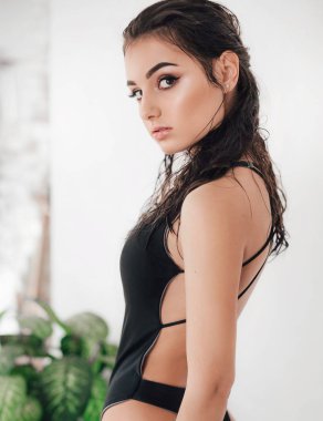 Siyah mayoyla poz güzel genç kadın