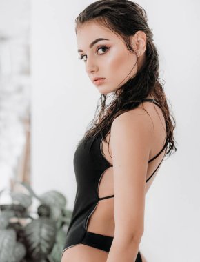 Siyah mayoyla poz güzel genç kadın