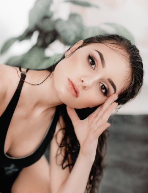 Siyah mayoyla poz güzel genç kadın