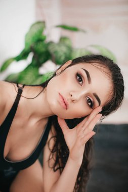 Siyah mayoyla poz güzel genç kadın