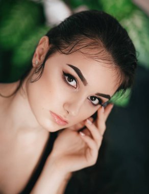 Siyah mayoyla poz güzel genç kadın