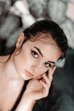 Siyah mayoyla poz güzel genç kadın