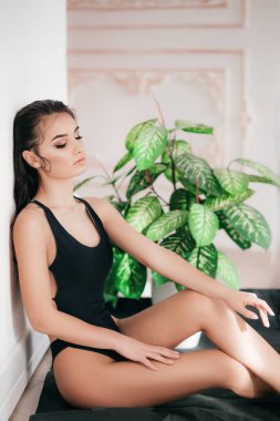 Siyah mayoyla poz güzel genç kadın