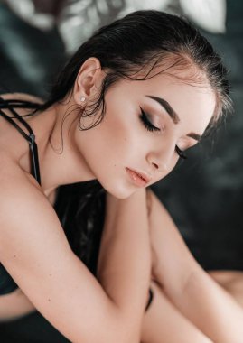 Siyah mayoyla poz güzel genç kadın