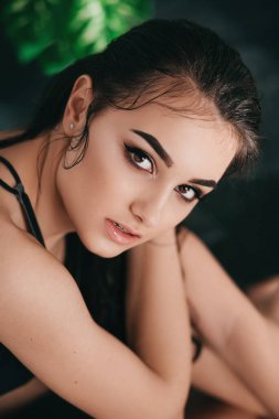 Siyah mayoyla poz güzel genç kadın