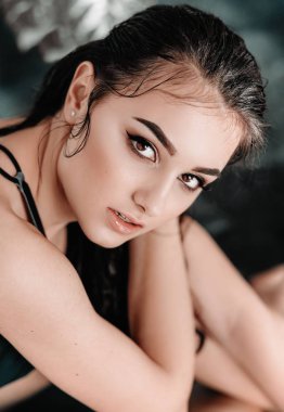 Siyah mayoyla poz güzel genç kadın