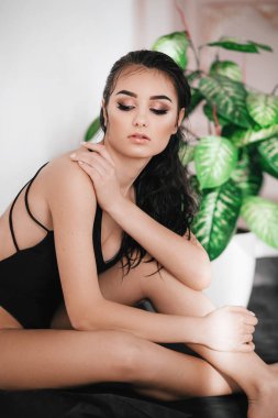 Siyah mayoyla poz güzel genç kadın