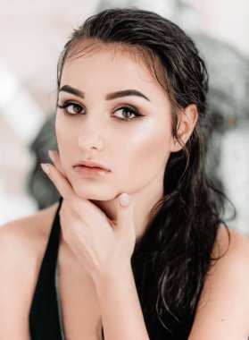 Siyah mayoyla poz güzel genç kadın