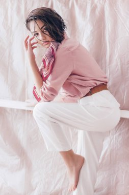 Pembe bluz ve beyaz pantolon poz güzel genç kadın