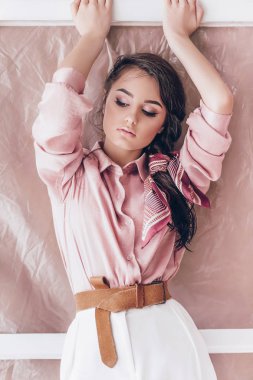 Pembe bluz ve beyaz pantolon poz güzel genç kadın