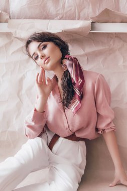 Pembe bluz ve beyaz pantolon poz güzel genç kadın