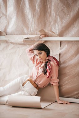 Pembe bluz la poz veren güzel genç kadın