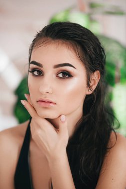 Siyah mayoyla poz güzel genç kadın