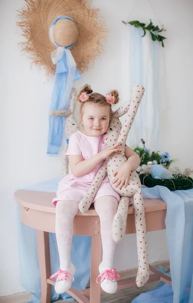 Söt Liten Flicka Poserar Med Leksaker Happy Childhood Concept — Stockfoto