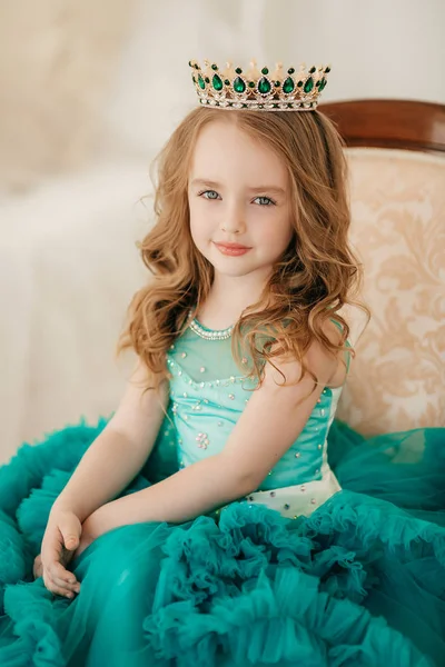 Menina Bonito Vestido Casa Conceito Infância Feliz — Fotografia de Stock