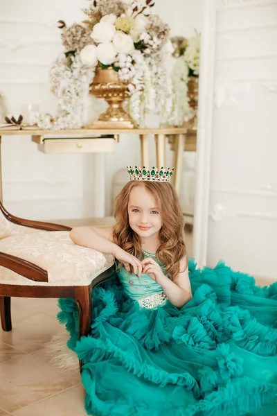 Petite Fille Mignonne Robe Maison Concept Enfance Heureuse — Photo