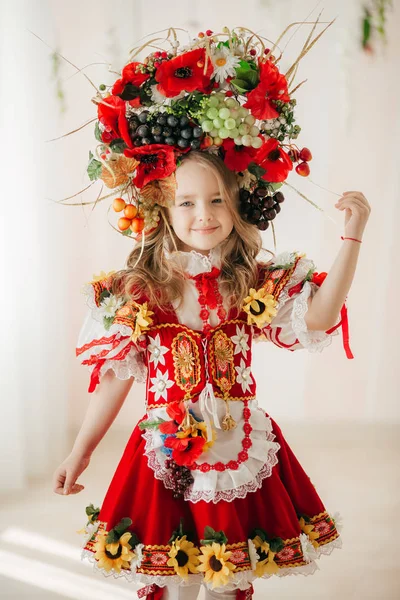 Весела Маленька Дівчинка Національному Костюмі — стокове фото