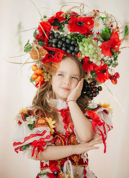 Vrolijk Klein Meisje Nationaal Kostuum — Stockfoto