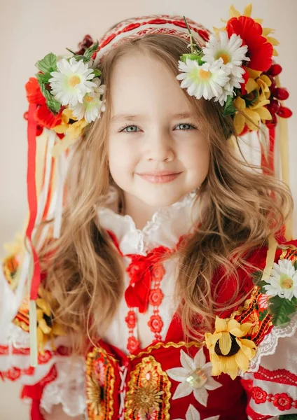 Glad Liten Flicka Nationell Kostym — Stockfoto