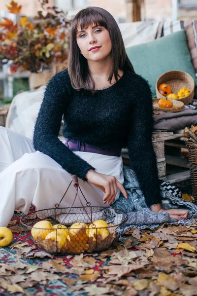 Hermosa Mujer Posando Ropa Moda Otoño Aire Libre —  Fotos de Stock