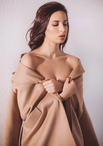 Красива Молода Жінка Позує Пальто — стокове фото
