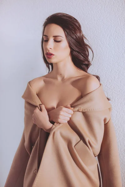 Bella Giovane Donna Posa Cappotto — Foto Stock