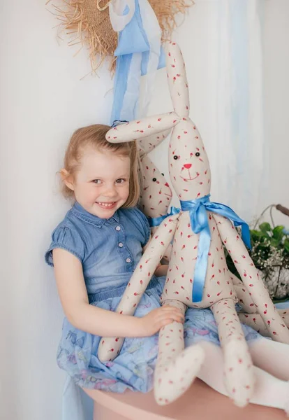 Menina Bonito Posando Com Brinquedos Conceito Infância Feliz — Fotografia de Stock