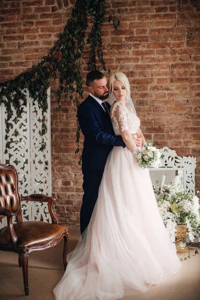 Belle Jeune Mariée Marié Posant Dans Chambre — Photo