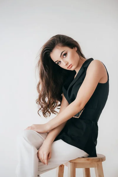 Vacker Ung Kvinna Poserar Modekläder — Stockfoto