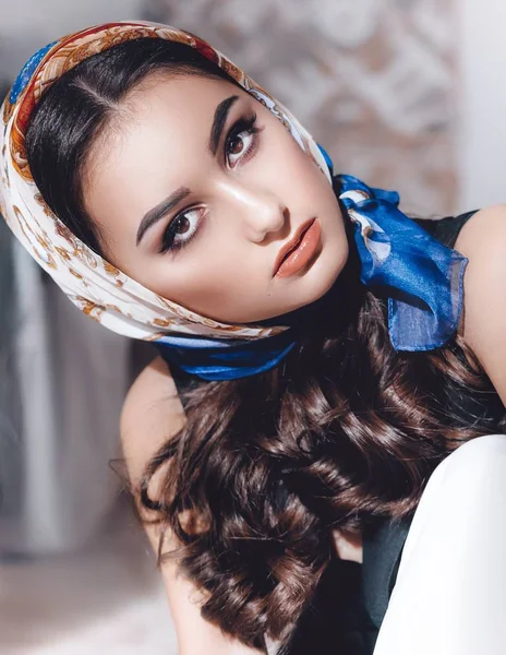 Belle Jeune Femme Posant Dans Foulard Tête — Photo