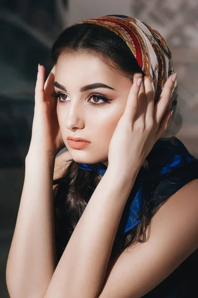 頭のスカーフでポーズ美しい若い女性 — ストック写真