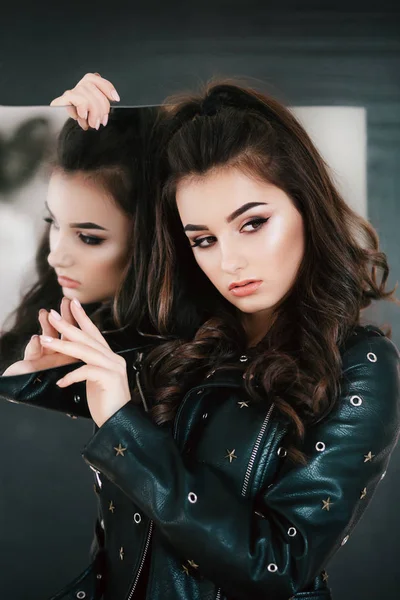 Красива Молода Жінка Позує Чорній Куртці — стокове фото