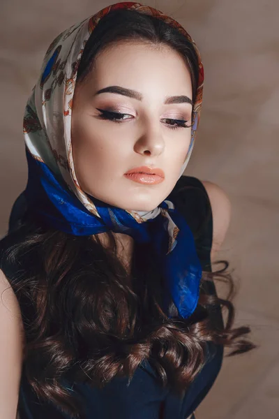美丽的年轻女子在头巾摆姿势 — 图库照片