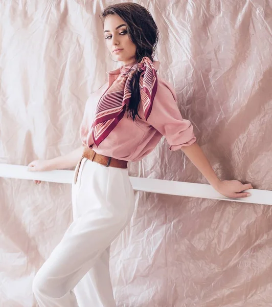 Beautiful Young Woman Posing Pink Blouse White Pants — Stock Photo, Image