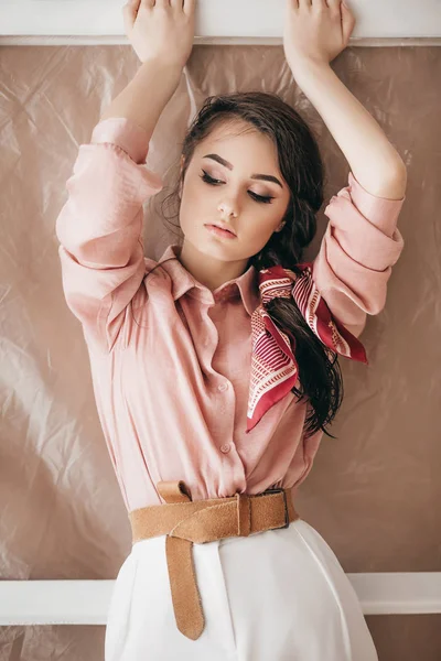 Красивая Молодая Женщина Позирует Розовой Блузке Белых Брюках — стоковое фото