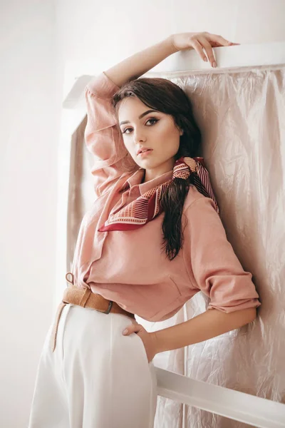 Красива Молода Жінка Позує Рожевій Блузці Білих Штанях — стокове фото