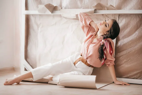 Красива Молода Жінка Позує Рожевій Блузці Білих Штанях — стокове фото