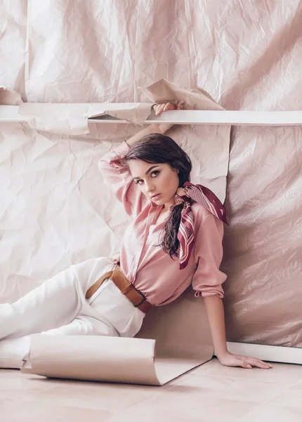 Красива Молода Жінка Позує Рожевій Блузці — стокове фото