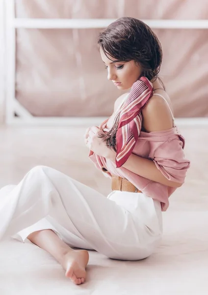 Hermosa Joven Posando Blusa Rosa —  Fotos de Stock