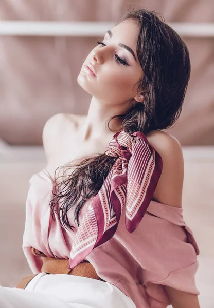 Piękna Młoda Kobieta Pozuje Różowej Bluzkę — Zdjęcie stockowe