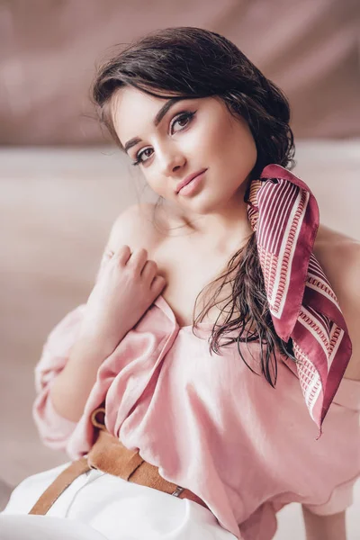 Pembe bluz la poz veren güzel genç kadın