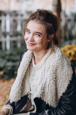 sonbahar bahçe içinde güzel bir kadın 