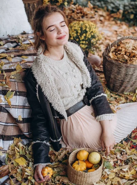Bela Mulher Suéter Jardim Outono — Fotografia de Stock