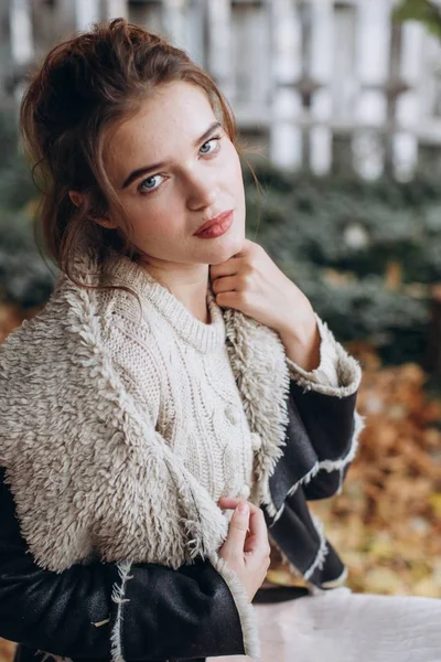 Piękna Kobieta Swetrze Jesiennym Ogrodzie — Zdjęcie stockowe