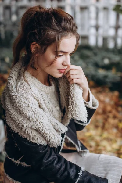 Hermosa Mujer Suéter Jardín Otoño —  Fotos de Stock