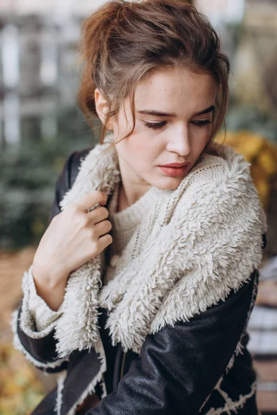 Mooie Vrouw Trui Herfst Tuin — Stockfoto