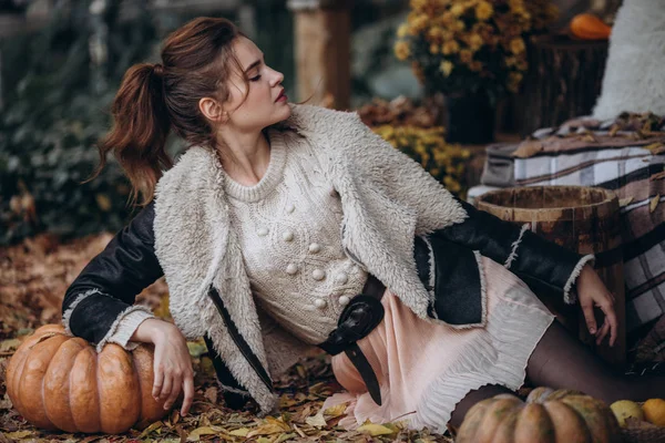 Schöne Frau Herbstlichen Garten Mit Kürbissen — Stockfoto