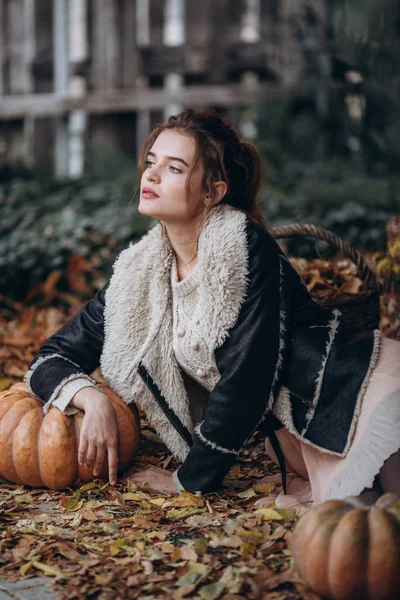 Beautiful Woman Autumn Garden Pumpkins — Stock Photo, Image