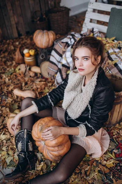 Belle Femme Dans Jardin Automne Avec Des Citrouilles — Photo