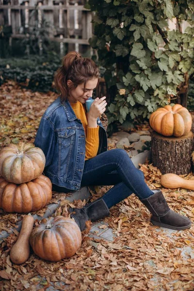 Hermosa Mujer Jardín Otoño Con Calabazas — Foto de Stock